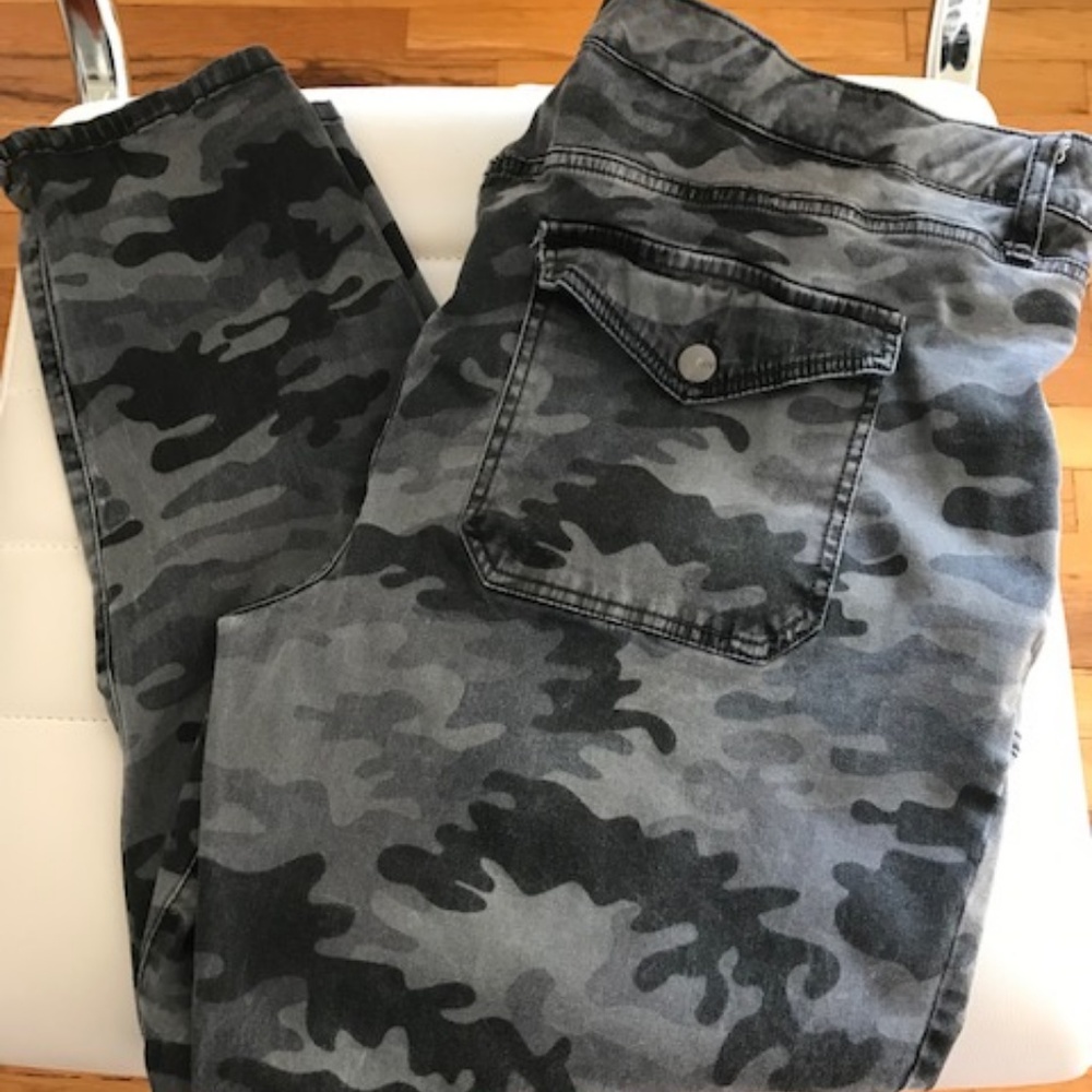 AVA & VIV Plus Size 24W Camo Pants/Jeggings